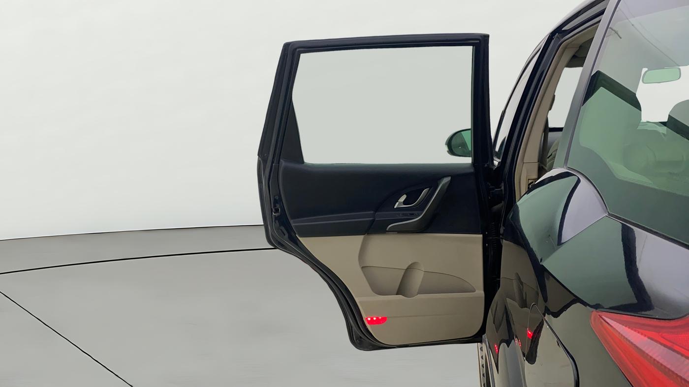 2016 Mahindra XUV500 W10 AT, Diesel, Automatic, 1,11,214 km, LHS Rear Door