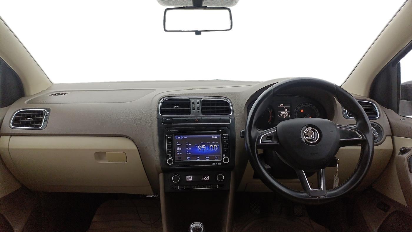 2015 Skoda Rapid ELEGANCE 1.6 MPI MT, Petrol, Manual, 98,452 km, Dashboard