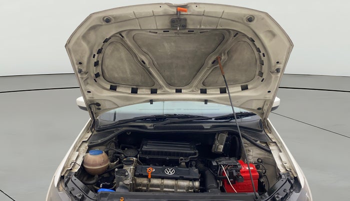 2013 Volkswagen Vento HIGHLINE 1.6 MPI, Petrol, Manual, 1,25,412 km, Open Bonet