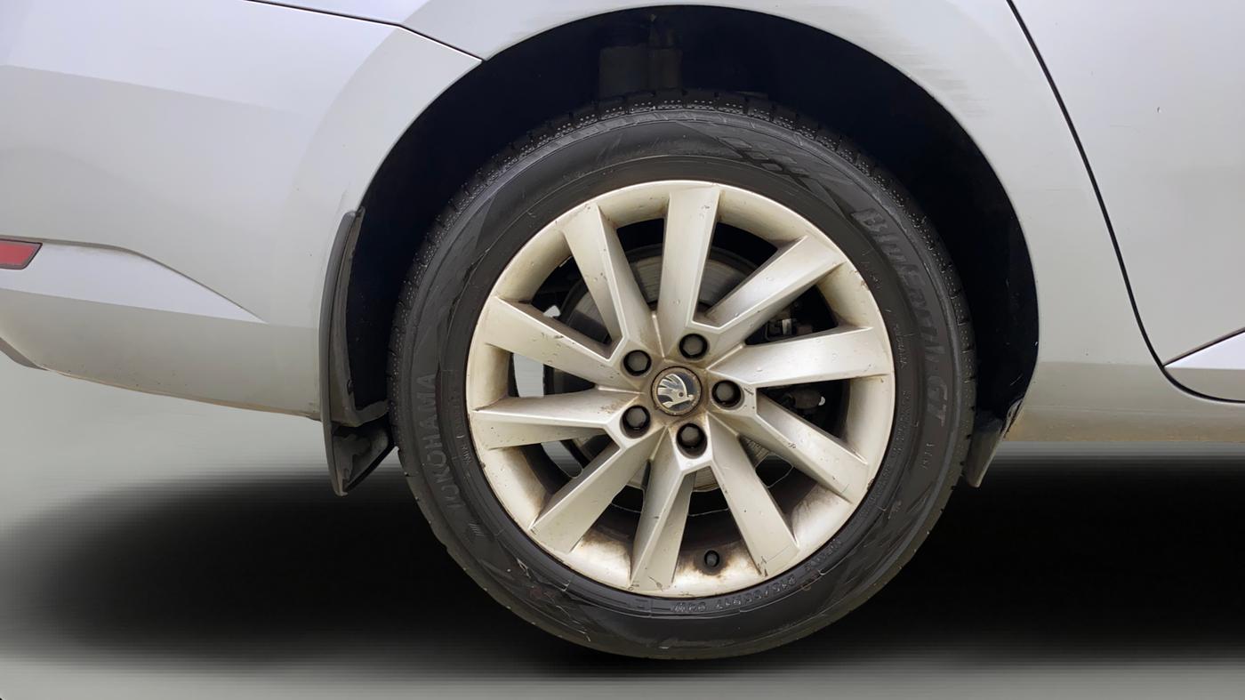 2016 Skoda Superb L&K 1.8 TSI AT, Petrol, Automatic, 52,309 km, Right Rear Wheel