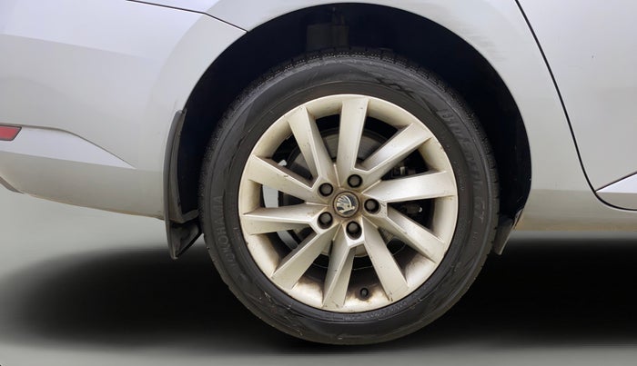 2016 Skoda Superb L&K 1.8 TSI AT, Petrol, Automatic, 52,309 km, Right Rear Wheel