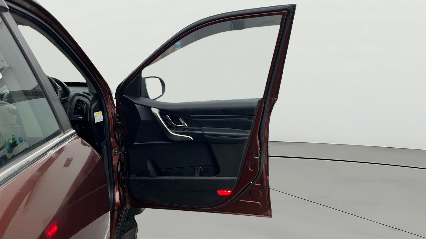 2018 Mahindra XUV500 W11 AT, Diesel, Automatic, 43,833 km, RHS Front Door