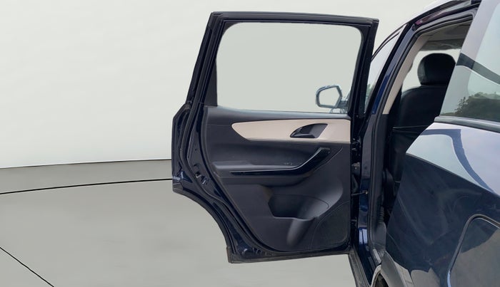 2022 Mahindra XUV700 AX 5 P MT 5 STR, Petrol, Manual, 69,318 km, LHS Rear Door