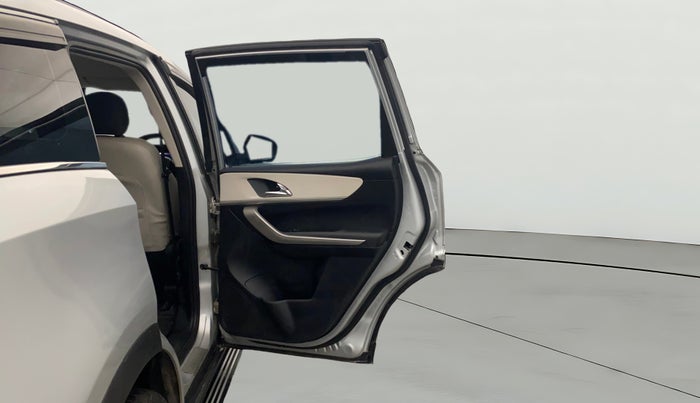 2022 Mahindra XUV700 AX 3 D MT 7 STR, Diesel, Manual, 1,31,555 km, RHS Rear Door