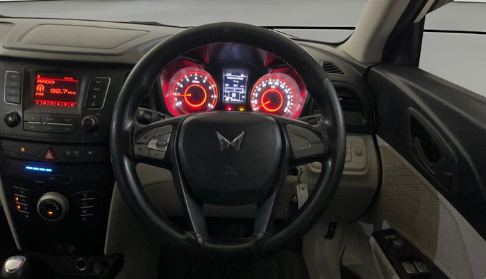 2022 Mahindra XUV300 W6 1.2 PETROL AMT, Petrol, Automatic, 89,973 km, Steering Wheel Close Up