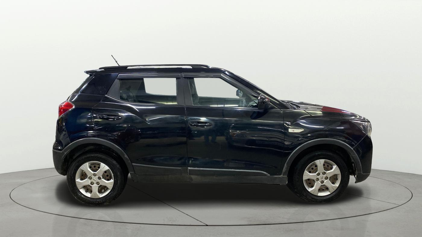 2020 Mahindra XUV300 W6 1.2 PETROL, Petrol, Manual, 83,760 km, Right Side View