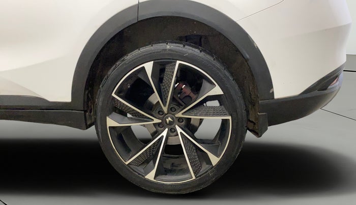 2022 Mahindra XUV700 AX 7 LUXURY P AT 7 STR, Petrol, Automatic, 13,673 km, Left Rear Wheel