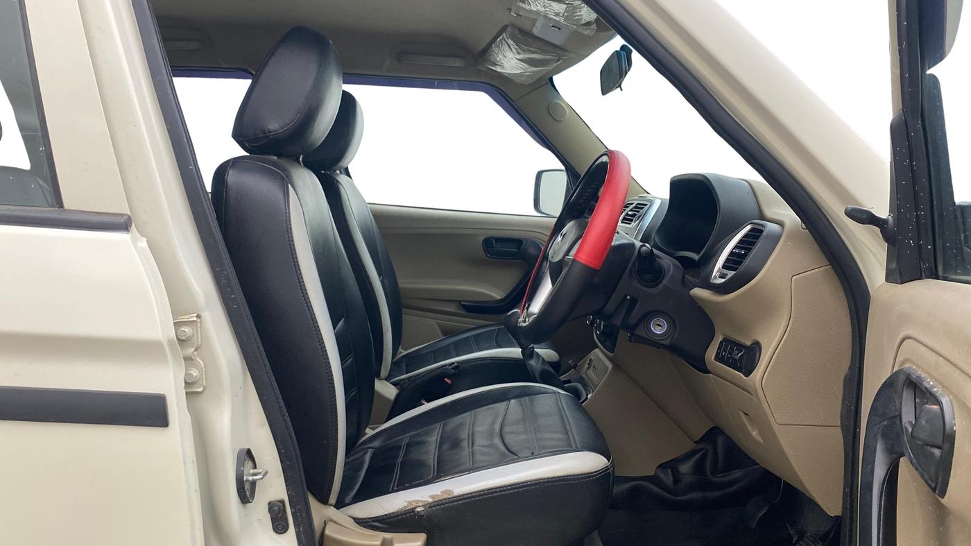 2023 Mahindra BOLERO NEO N 8, Diesel, Manual, 1,32,564 km, Right Side Front Door Cabin