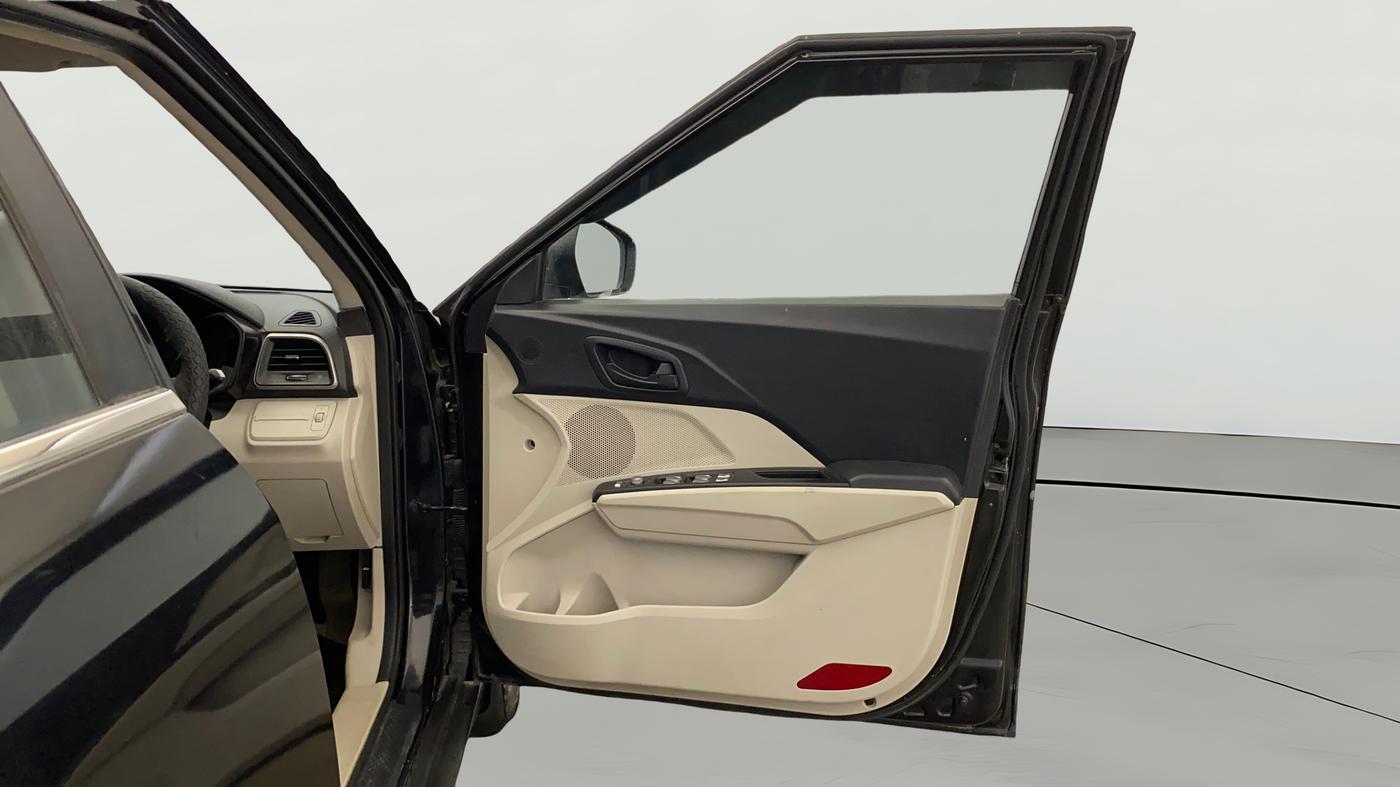 2019 Mahindra XUV300 W6 1.2 PETROL, Petrol, Manual, 67,763 km, RHS Front Door