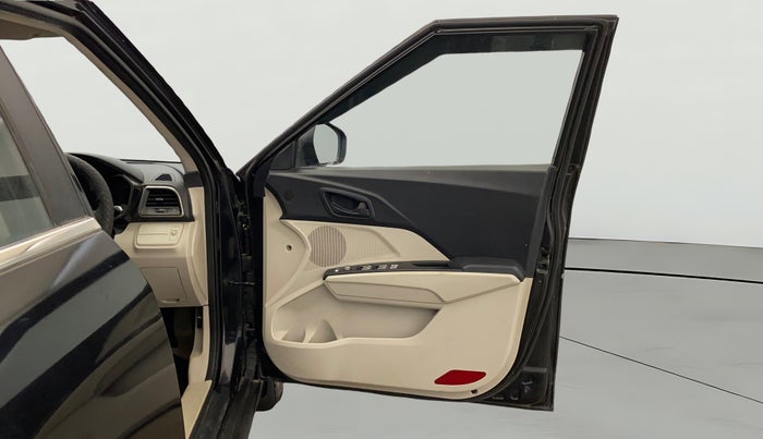 2019 Mahindra XUV300 W6 1.2 PETROL, Petrol, Manual, 67,763 km, RHS Front Door