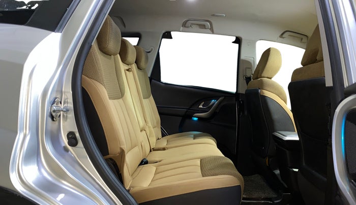 2020 Mahindra XUV500 W7, Diesel, Manual, 43,592 km, Right Side Rear Door Cabin