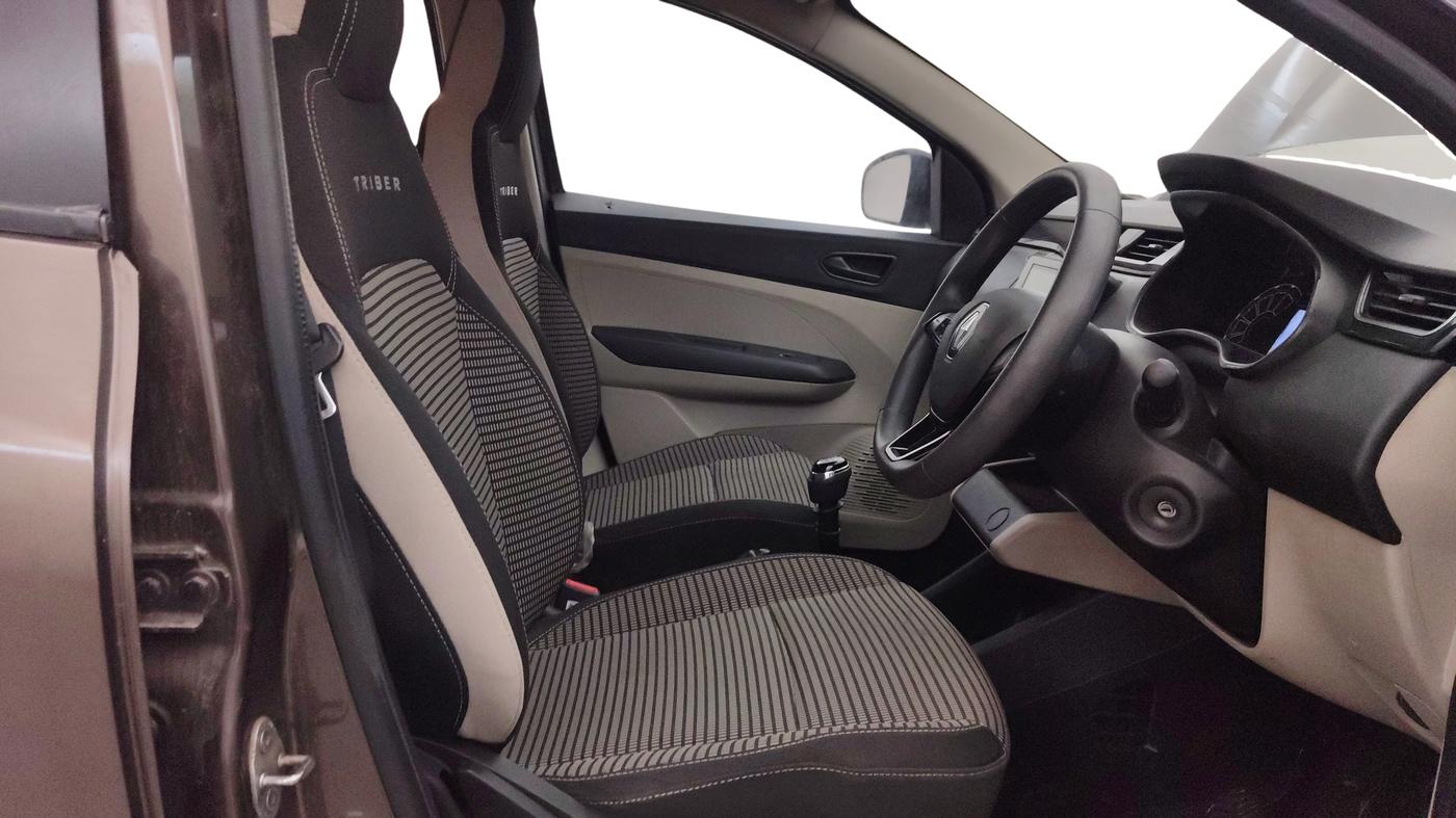 2022 Renault TRIBER RXT, Petrol, Manual, 32,493 km, Right Side Front Door Cabin