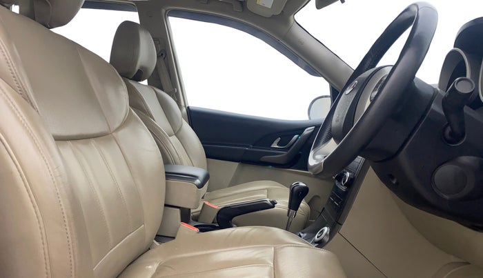 2017 Mahindra XUV500 W10 AT, Diesel, Automatic, 57,695 km, Right Side Front Door Cabin