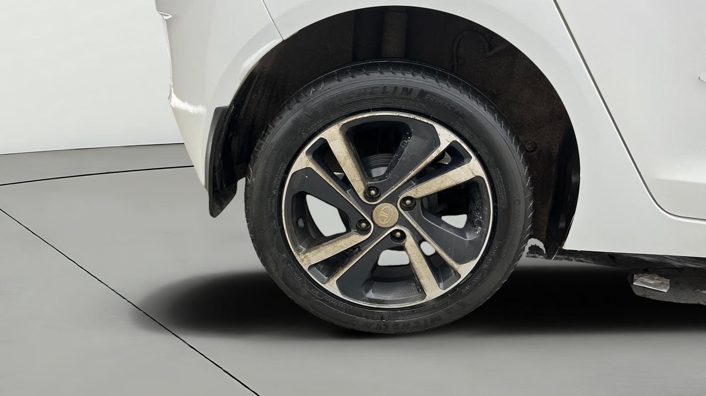 2020 Tata ALTROZ XZ PETROL, Petrol, Manual, 75,469 km, Right Rear Wheel