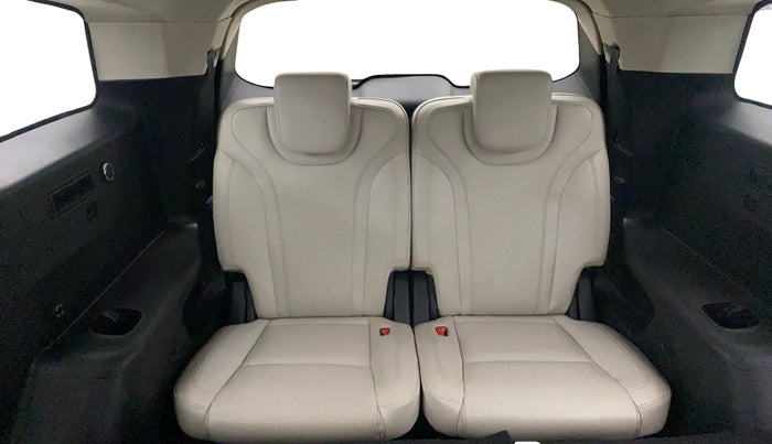 2022 Mahindra XUV700 AX 7 LUXURY P AT 7 STR, Petrol, Automatic, 76,554 km, Third Seat Row ( optional )