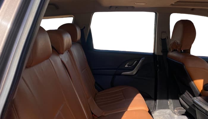 2019 Mahindra XUV500 W9 AT, Diesel, Automatic, 88,811 km, Right Side Rear Door Cabin