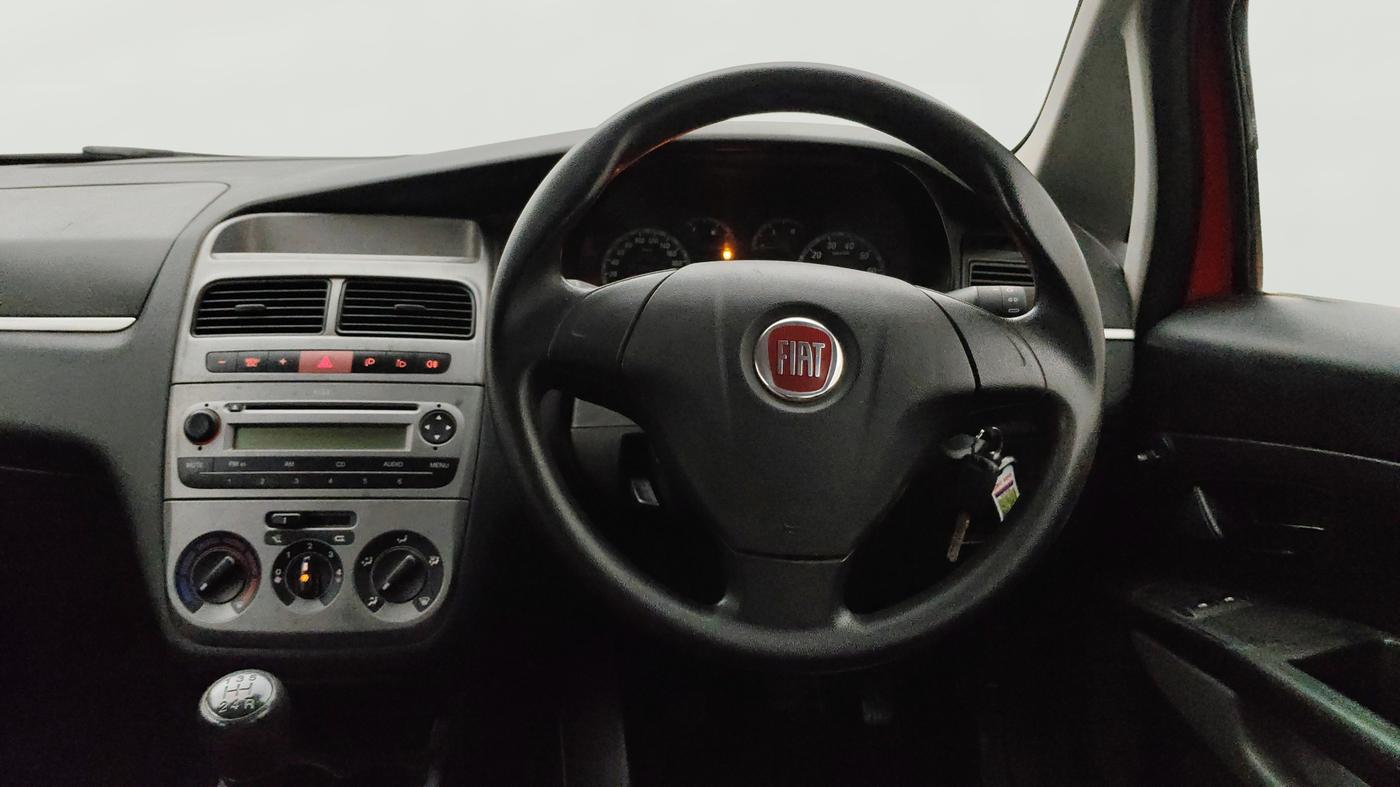2014 Fiat Punto EVO ACTIVE 1.3 MULTIJET, Diesel, Manual, 1,21,587 km, Steering Wheel Close Up