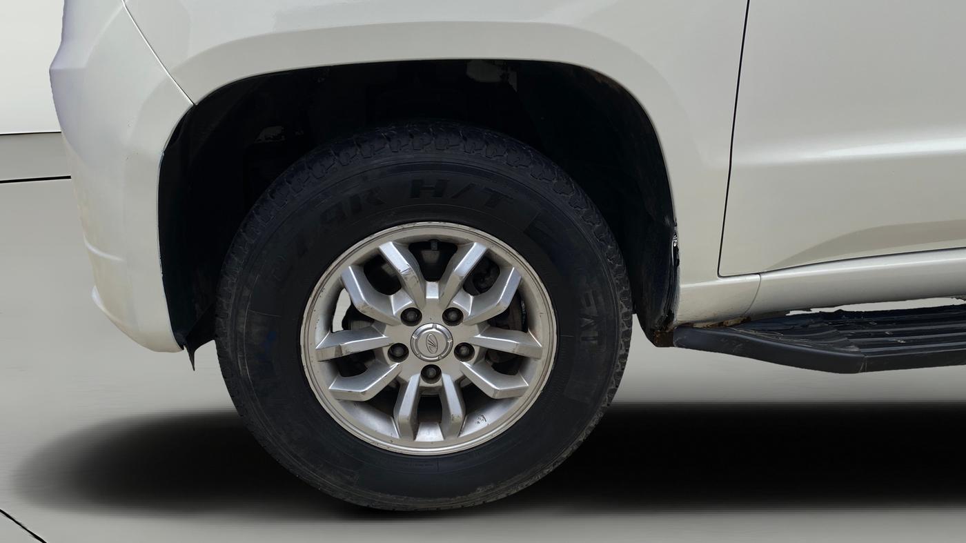2017 Mahindra TUV300 T8, Diesel, Manual, 24,875 km, Left Front Wheel