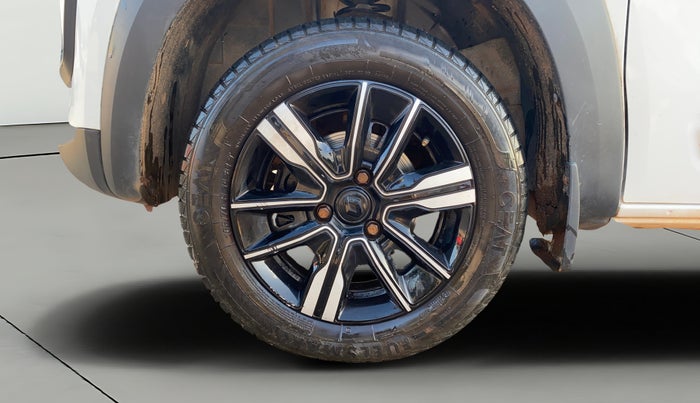 2024 Renault Kwid CLIMBER 1.0 AMT Dual Tone , Petrol, Automatic, 11,985 km, Left Front Wheel