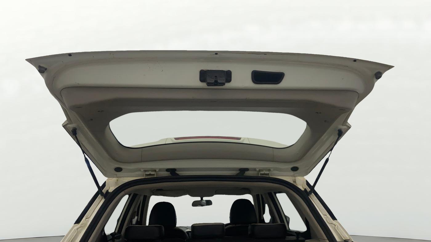 2020 Mahindra XUV300 W6 1.2 PETROL, Petrol, Manual, 1,23,203 km, Boot Door Open