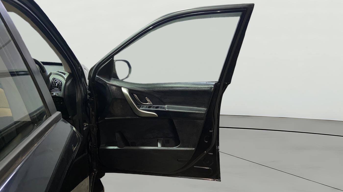2019 Mahindra XUV500 W7, Diesel, Manual, 1,03,090 km, RHS Front Door