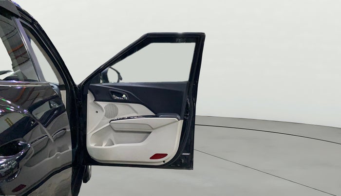 2023 Mahindra XUV300 W8 1.2 PETROL, Petrol, Manual, 51,621 km, RHS Front Door