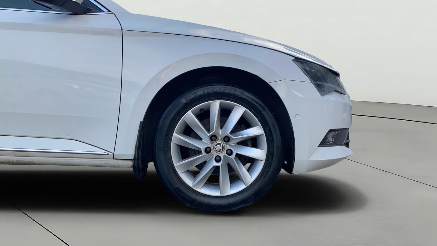 2018 Skoda Superb L&K 1.8 TSI AT, Petrol, Automatic, 82,371 km, Right Front Wheel