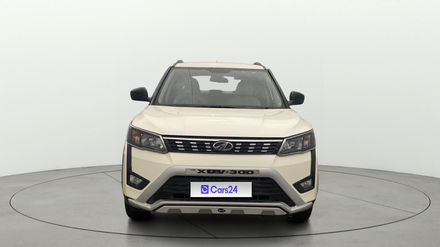 2020 Mahindra XUV300 W6 1.2 PETROL, Petrol, Manual, 1,23,203 km, Front
