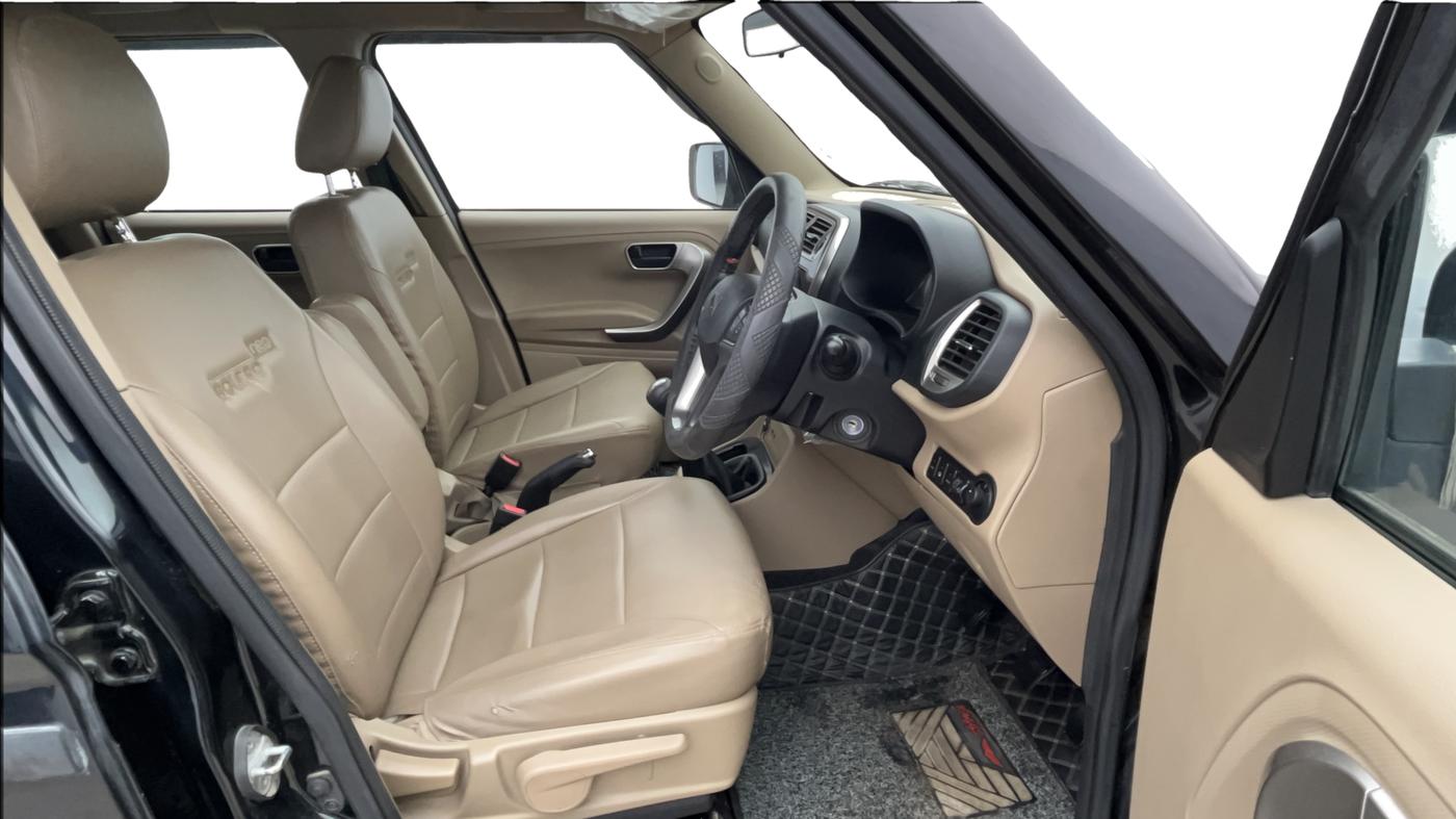 2023 Mahindra BOLERO NEO N10 R, Diesel, Manual, 44,322 km, Right Side Front Door Cabin