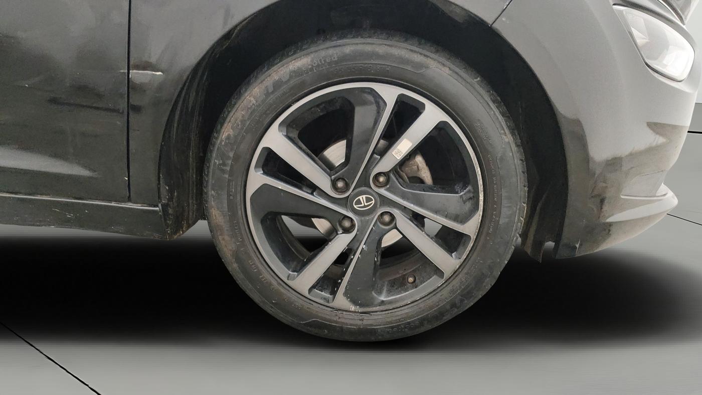 2022 Tata ALTROZ XZ PLUS PETROL DARK EDITION, Petrol, Manual, 43,220 km, Right Front Wheel