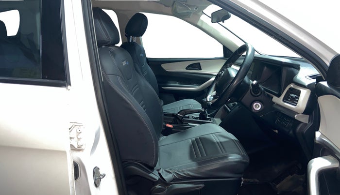 2023 Mahindra XUV700 MX P MT 5 STR, Petrol, Manual, 55,482 km, Right Side Front Door Cabin