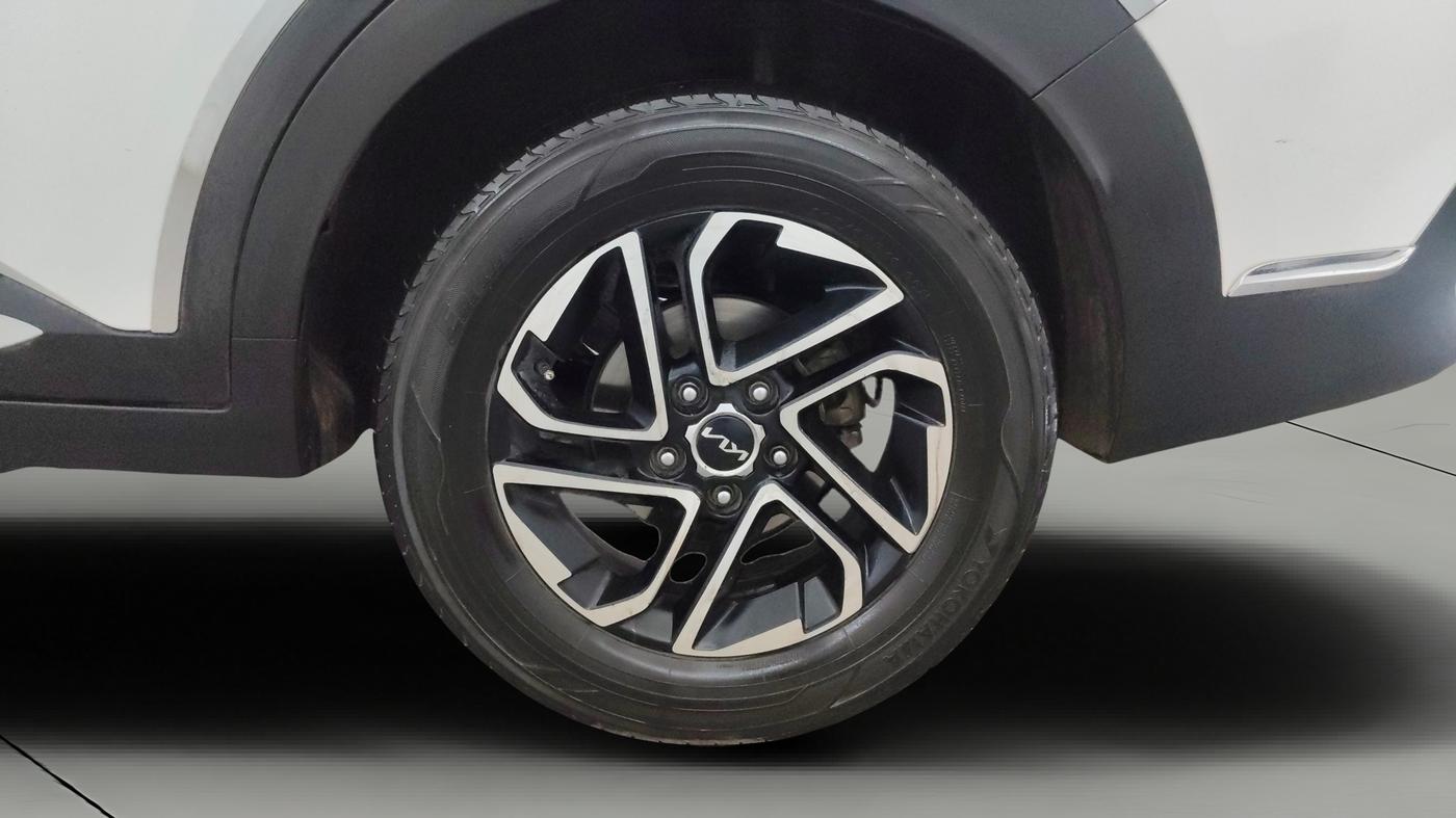 2022 KIA CARENS LUXURY PLUS 1.5 DIESEL AT 7 STR, Diesel, Automatic, 1,07,572 km, Left Rear Wheel