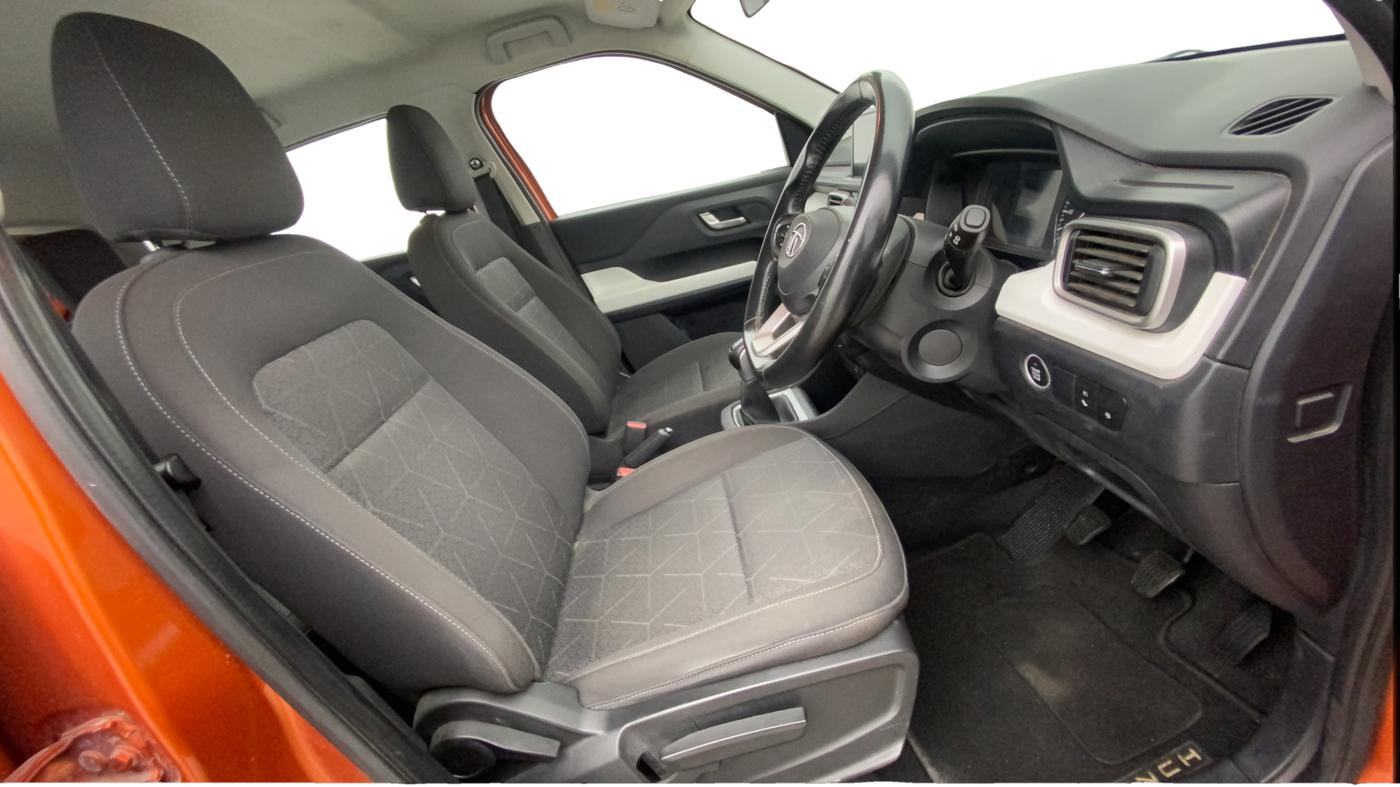 2023 Tata PUNCH CREATIVE  MT, Petrol, Manual, 27,766 km, Right Side Front Door Cabin
