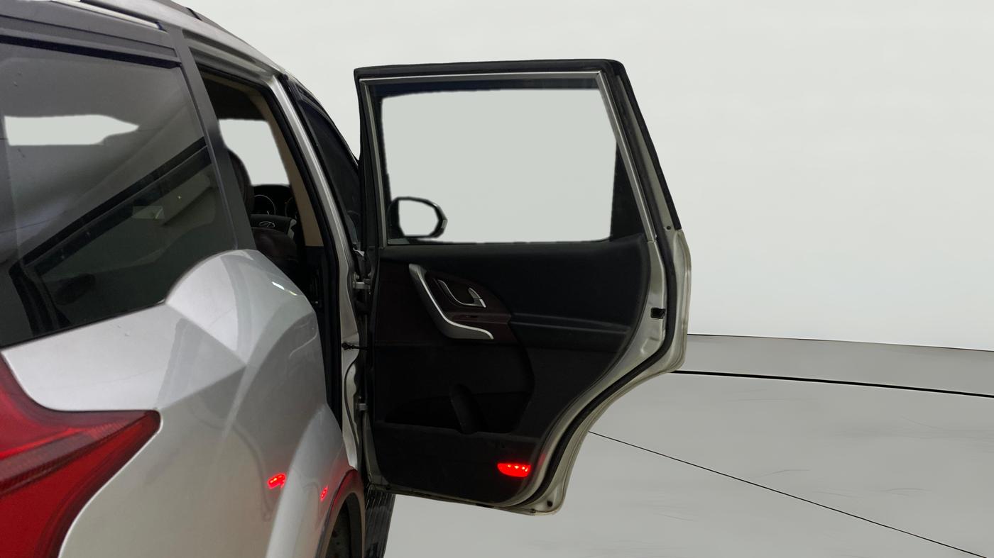 2015 Mahindra XUV500 W8, Diesel, Manual, 1,20,724 km, RHS Rear Door