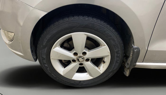 2016 Skoda Rapid AMBITION 1.6 MPI MT, Petrol, Manual, 82,089 km, Left Front Wheel