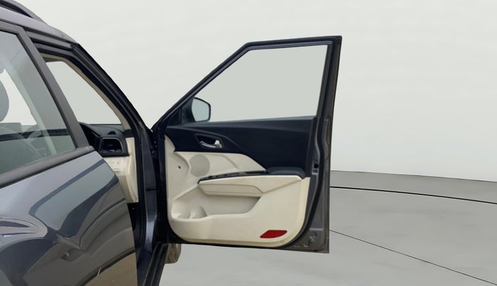 2024 Mahindra XUV 3XO AX5 1.2 L TCMPFi, Petrol, Manual, 27,203 km, RHS Front Door