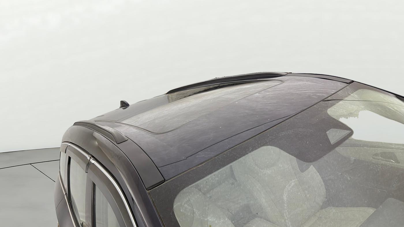 2022 Mahindra XUV700 AX 7 P AT 7 STR, Petrol, Automatic, 63,285 km, Roof