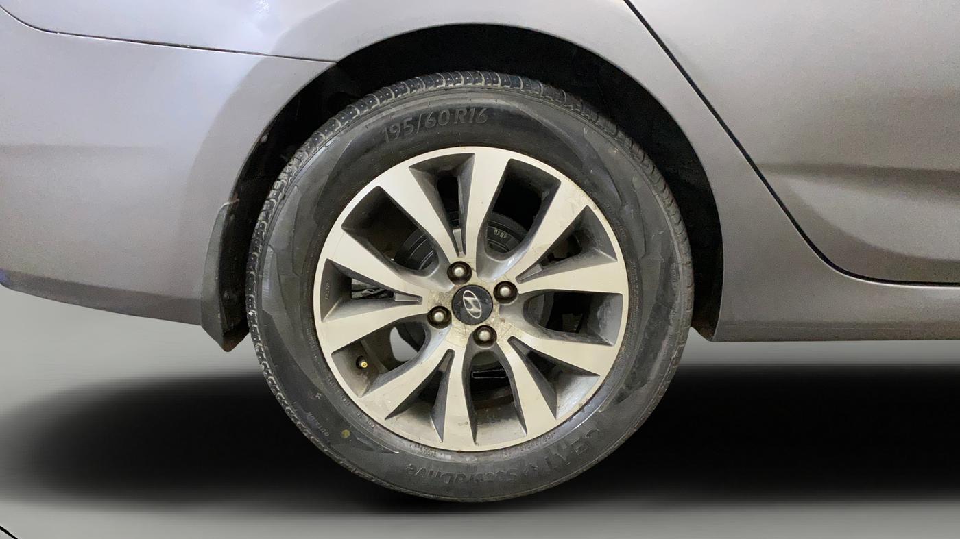 2015 Hyundai Verna FLUIDIC 4S 1.6 VTVT S(O), Petrol, Manual, 51,666 km, Right Rear Wheel