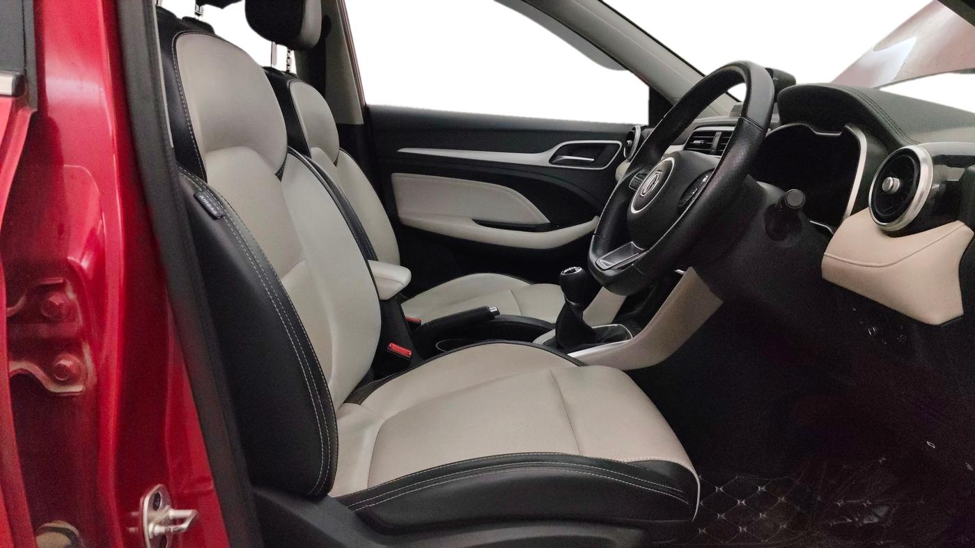 2022 MG ASTOR SHARP 1.5 MT, Petrol, Manual, 26,351 km, Right Side Front Door Cabin