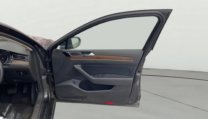 2018 Volkswagen Passat HIGHLINE DSG, Diesel, Automatic, 1,08,680 km, RHS Front Door