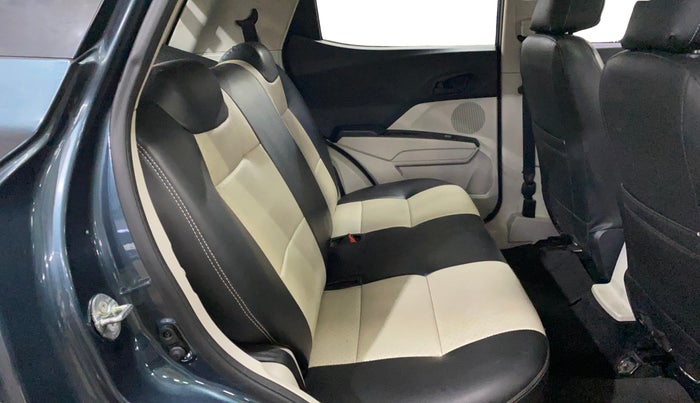 2022 Mahindra XUV300 W6 1.2 PETROL, Petrol, Manual, 39,602 km, Right Side Rear Door Cabin