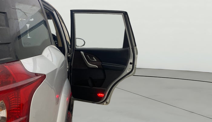 2014 Mahindra XUV500 W6, Diesel, Manual, 1,08,943 km, RHS Rear Door