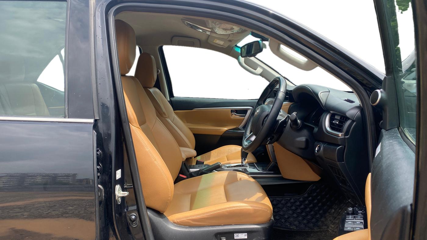2023 Toyota Fortuner 4X2 AT 2.8 DIESEL, Diesel, Automatic, 36,861 km, Right Side Front Door Cabin