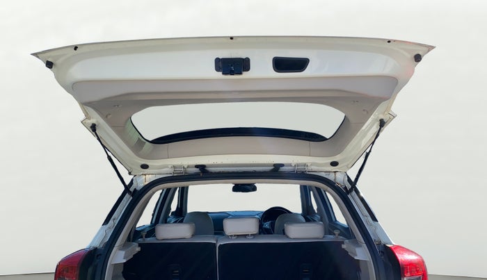 2022 Mahindra XUV300 W8 (O) 1.2 PETROL AMT, Petrol, Automatic, 36,068 km, Boot Door Open