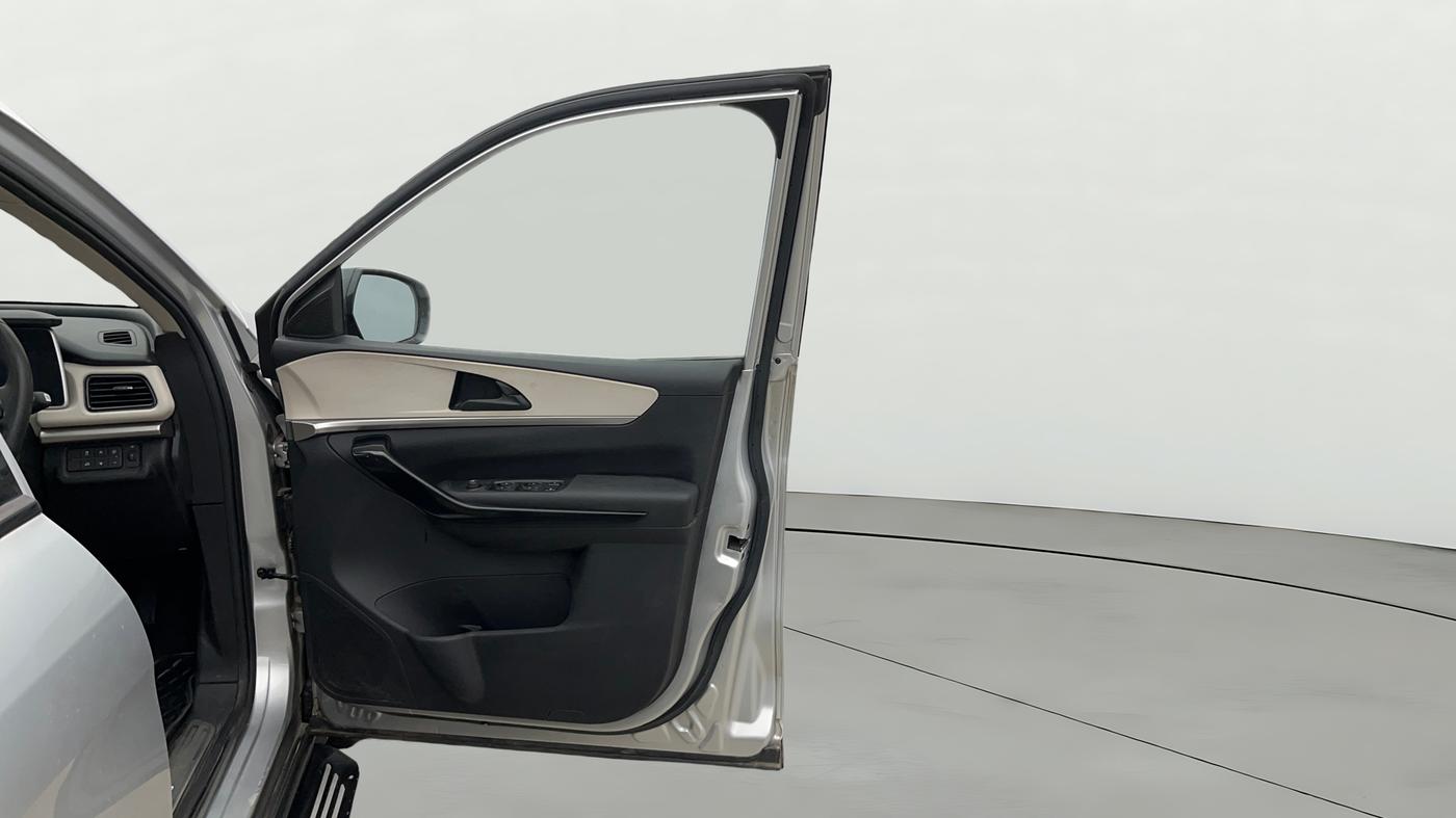 2022 Mahindra XUV700 AX 5 D AT 7 STR, Diesel, Automatic, 65,725 km, RHS Front Door