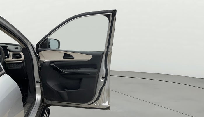 2022 Mahindra XUV700 AX 5 D AT 7 STR, Diesel, Automatic, 65,725 km, RHS Front Door