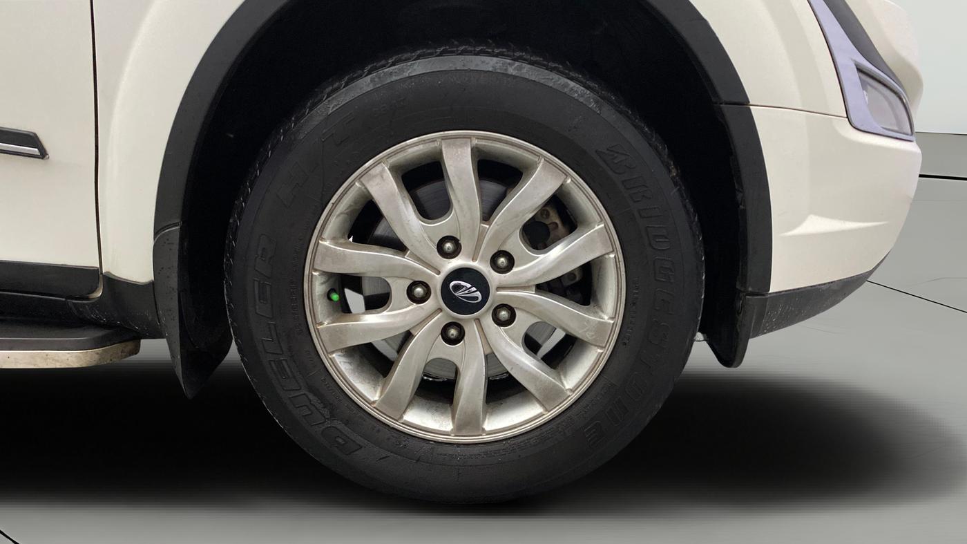 2016 Mahindra XUV500 W8, Diesel, Manual, 1,23,899 km, Right Front Wheel