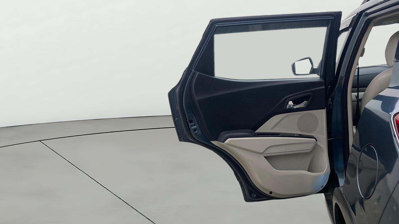 2022 Mahindra XUV300 W8 (O) 1.2 PETROL AMT, Petrol, Automatic, 1,19,785 km, LHS Rear Door