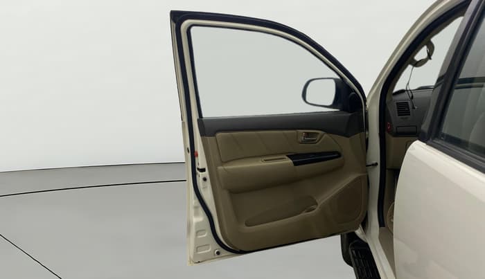 2013 Toyota Fortuner 3.0 4X2 AT, Diesel, Automatic, 1,25,493 km, LHS Front Door