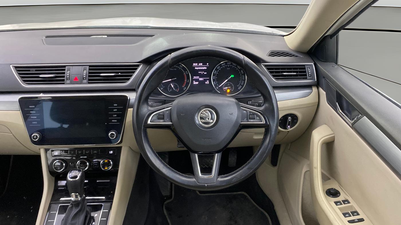 2017 Skoda Superb STYLE 1.8 TSI AT, Petrol, Automatic, 38,591 km, Steering Wheel Close Up